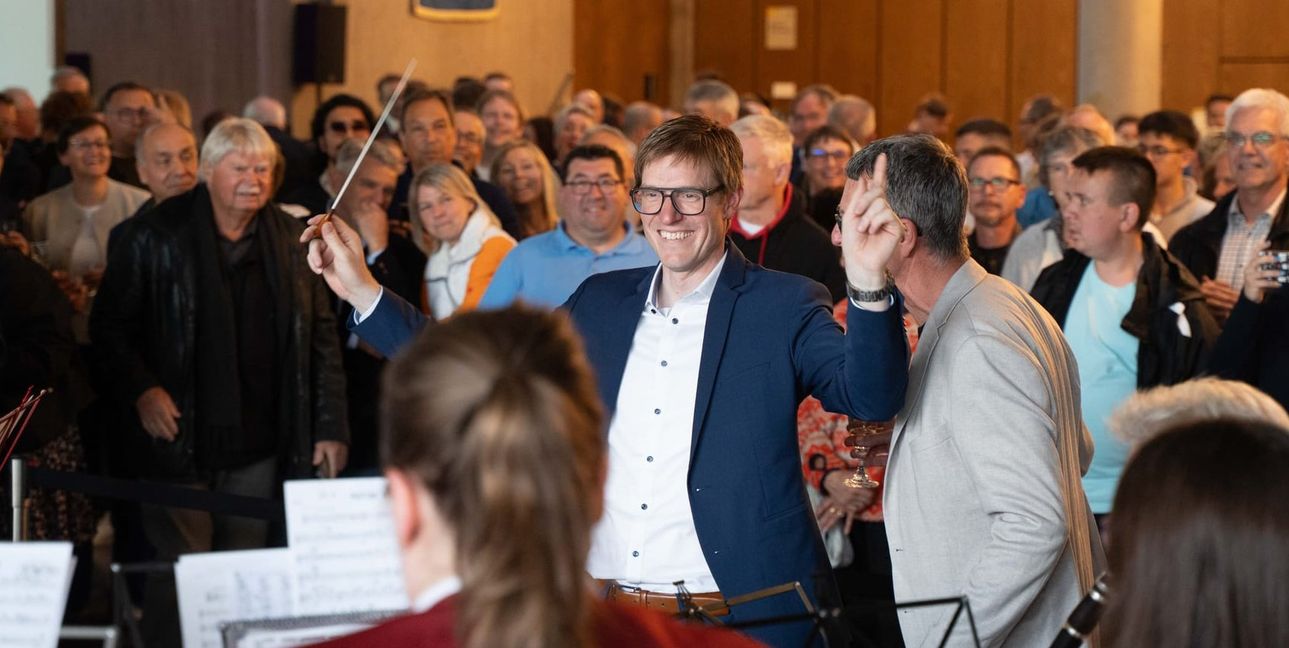 Der neue OB Markus Kleemann dirigiert an einem denwürdigen Wahlabend die Stadtkapelle.