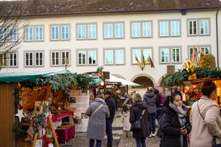 Am Mittwoch laden die weihnachtlich geschmücksten Buden zu einem Bummel auf den Marktplatz ein. 	Bild Dettenmeyer/A