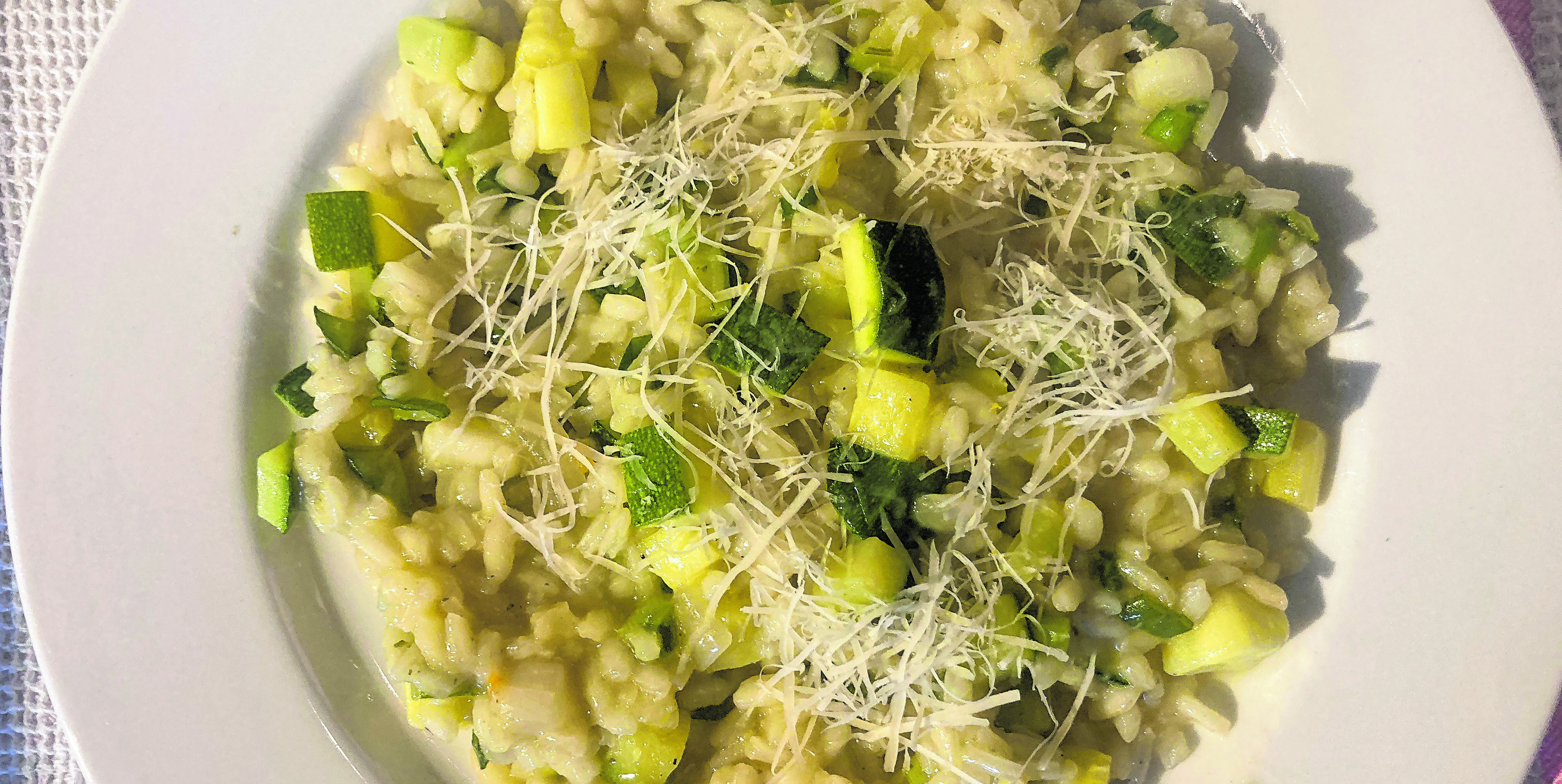 Risotto vor dem Servieren mit dem restlichen Parmesan garnieren.