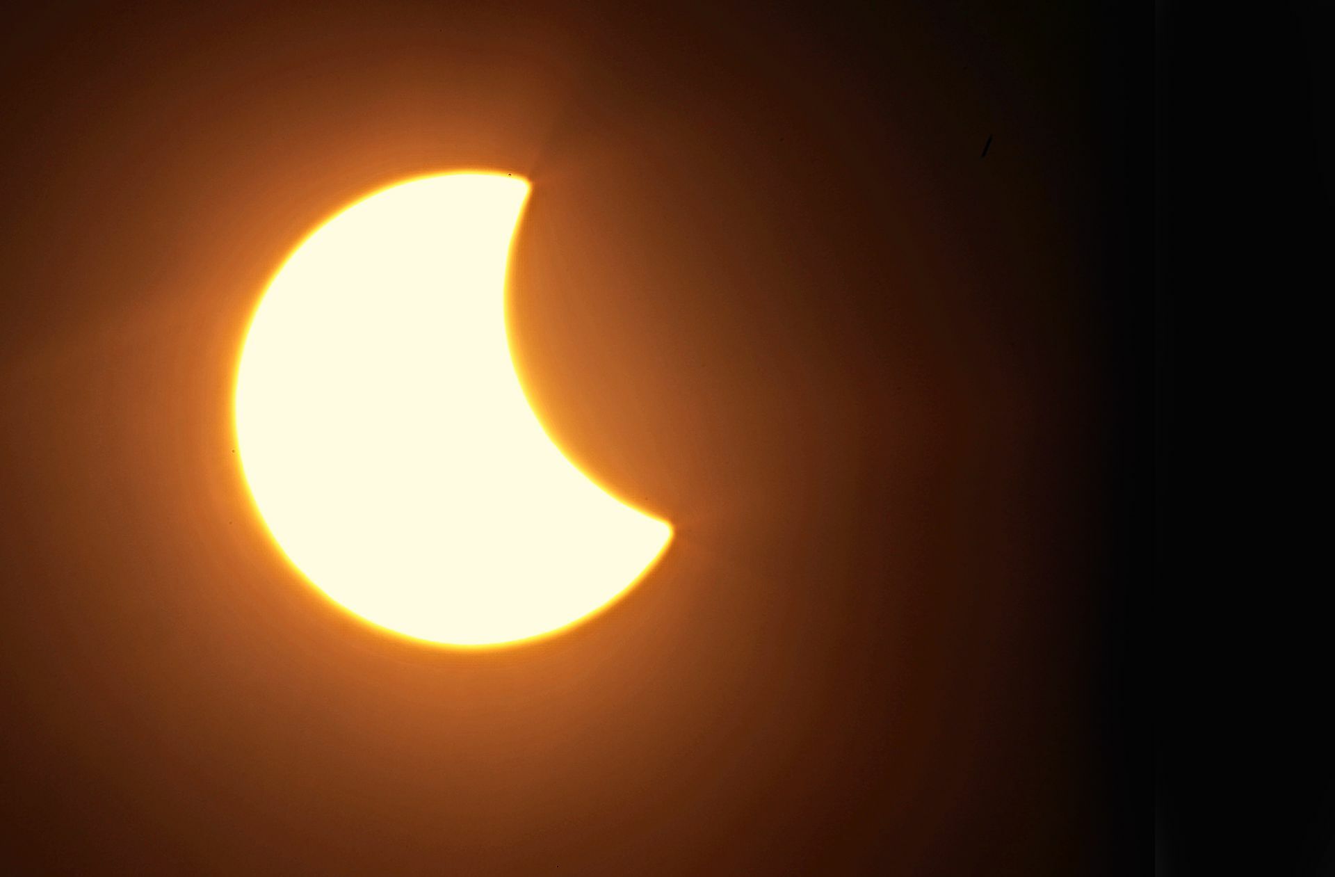 Dieser Anblick steht bald wieder bevor: 
Ein partielle Sonnenfinsternis, hier vom 20. März 2015 auf dem Gutenbergplatz in Mainz
. Foto: pa/Fredrik von Erichsen