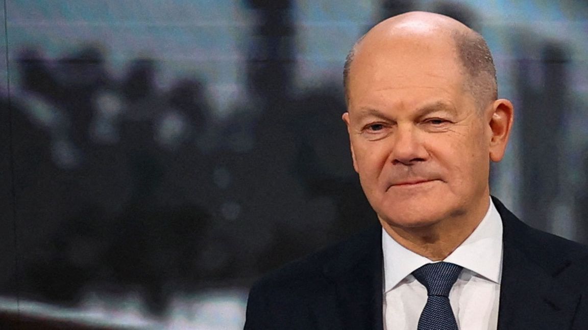 Kanzler Olaf Scholz (SPD)  führt seit dem 7. November 2024 eine rot-grüne Minderheitsregierung an.