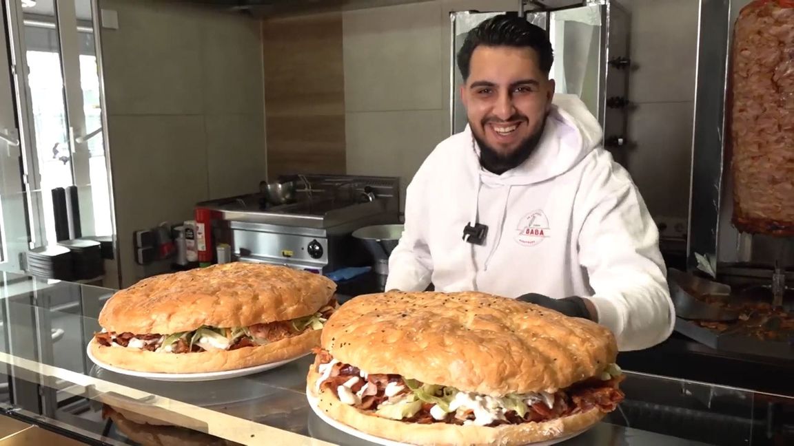 Dönerladen-Inhaber Haci Öztürk bietet seinen Kunden eine Wette an: Wer den Mega-Fladen in 30 Minuten schafft, bekommt ihn geschenkt.
