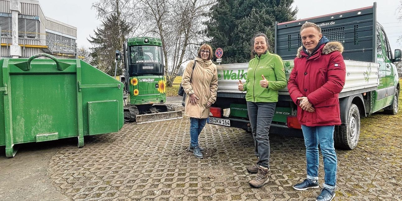 Schulleiterin Martina Fuchs (links), Ute Utz von Walker Gartenbau und einst Mitglied der Koch-Eltern, und Martin Hermann vom Förderverein. Bilder: Gospodarczyk