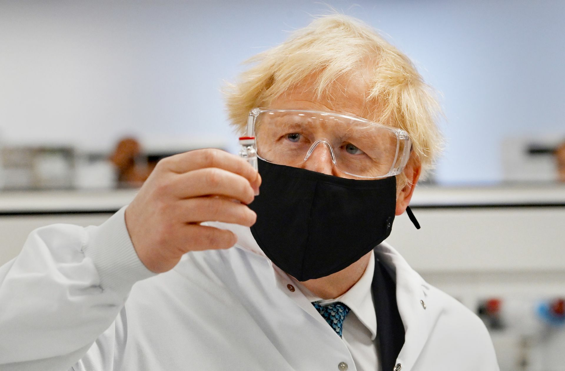 Boris Johnson brüstet sich, sein Land habe als erstes den Impfstoff zugelassen.