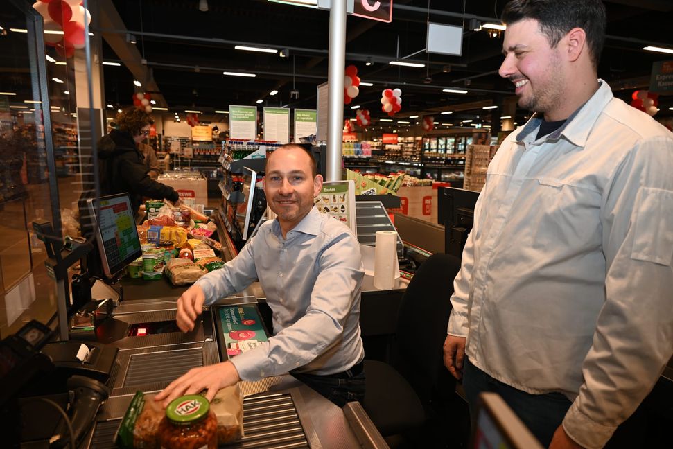 Oberbürgermeister Dr. Stefan Belz kassiert, während Marktmanager Fabio Maiocchi ihm bei Fragen zur Seite steht.