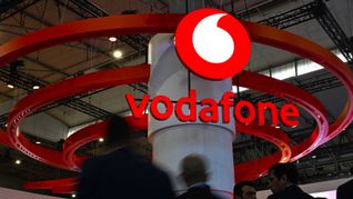 Das Logo von Vodafone bei einer Messe - hat die Firma ihren Wettbewerber 1&1 rechtswidrig behindert?