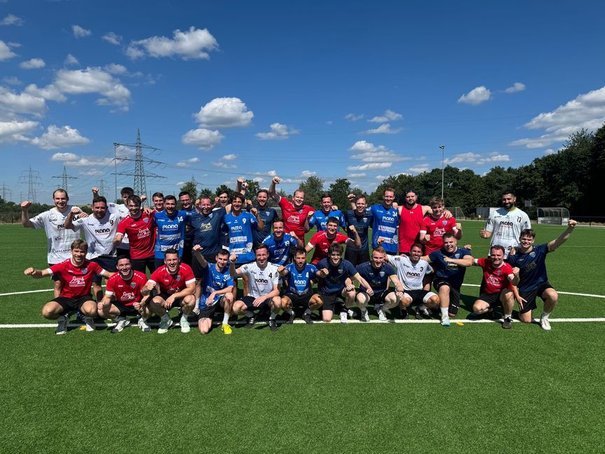 Den Spaß sieht man den Darmsheimer Fußballern und den Handballern der HSG Böblingen/Sindelfingen regelrecht an. Bild: Zvizdiç