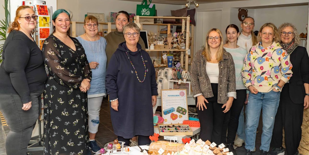 Die aktuellen Ausstellerinnen von puhabo mit Inhaberin Melanie Totic (Mitte, alle von links nach rechts): Silvia Peidl, Stephanie Schlegel, Petra Schild, Selina Günzel, Conny Wöhr, Melanie Totic, Julia Neumann, Nadine Stampfer, Anja Burk-Marx und Judith Rübsam.