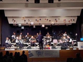 Das Orchester des Handharmonika-Clubs Magstadt begeisterte die Gäste bei  der ungewöhnlichen Hitparade.Bild: z