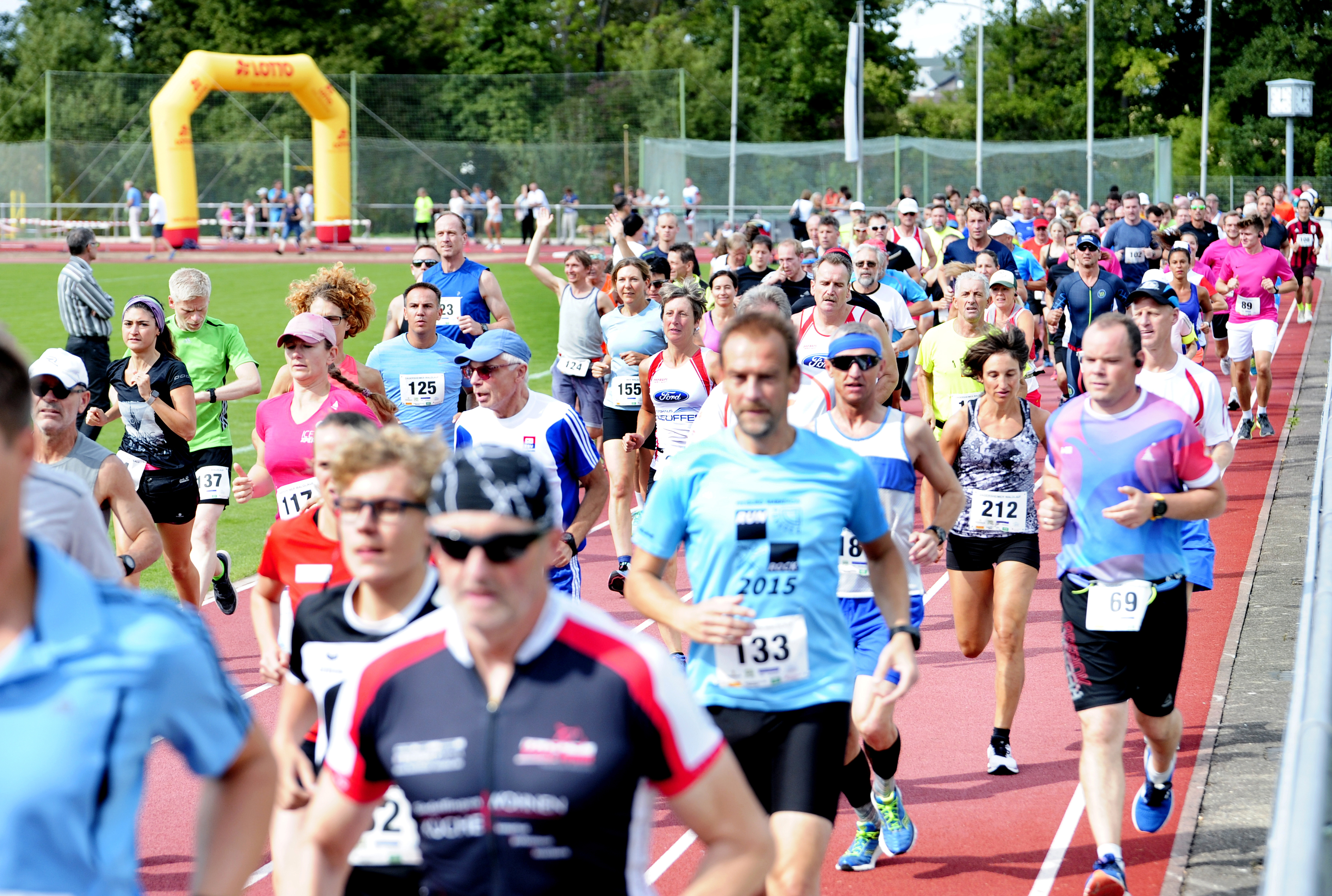 Beim Hauptlauf gingen 200 Sportler auf das weite Rund. Start und Ziel war im Dagersheimer Waldstadion.  Bilder: photostampe