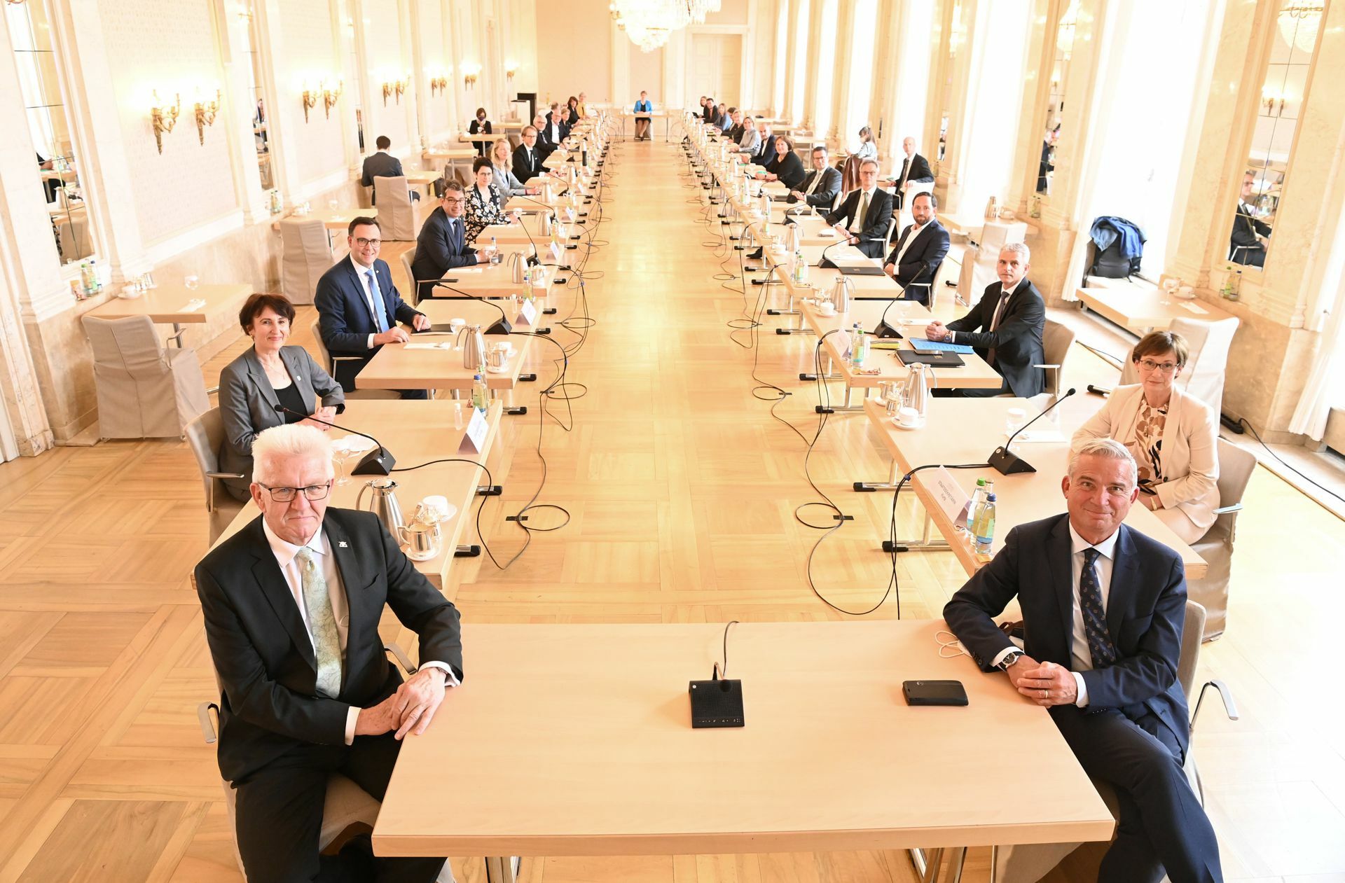 Das ist die im Mai vor einem Jahr frisch installierte Landesregierung bei ihrer ersten Kabinettssitzung. Sie fand  im Neuen Schloss in Stuttgart statt.