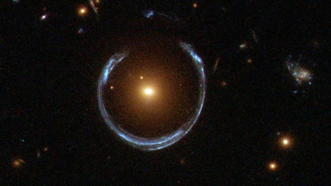 Im Zentrum dieses seltenen Einsteinrings liegt die extrem massereiche Galaxie LRG 3-757. In ihrem Zentrum haben Astronomen jetzt das massereichste je entdeckte Schwarze Loch nachgewiesen.