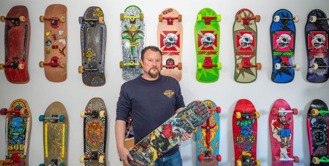 Phillip Kerschbaum vor seiner Sammlung: In seinem Arbeitszimmer hängen zahlreiche Skateboards aus mehreren Jahrzehnten – viele mit eigener Geschichte.