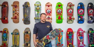 Phillip Kerschbaum vor seiner Sammlung: In seinem Arbeitszimmer hängen zahlreiche Skateboards aus mehreren Jahrzehnten – viele mit eigener Geschichte.