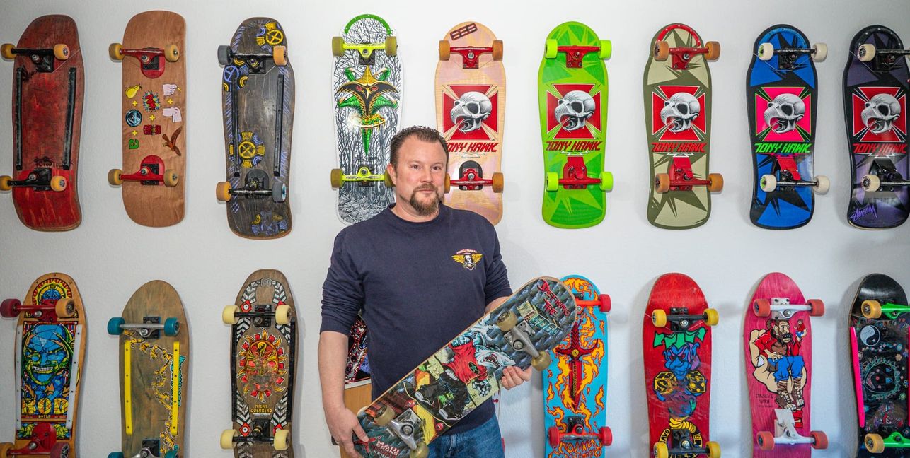 Phillip Kerschbaum vor seiner Sammlung: In seinem Arbeitszimmer hängen zahlreiche Skateboards aus mehreren Jahrzehnten – viele mit eigener Geschichte.