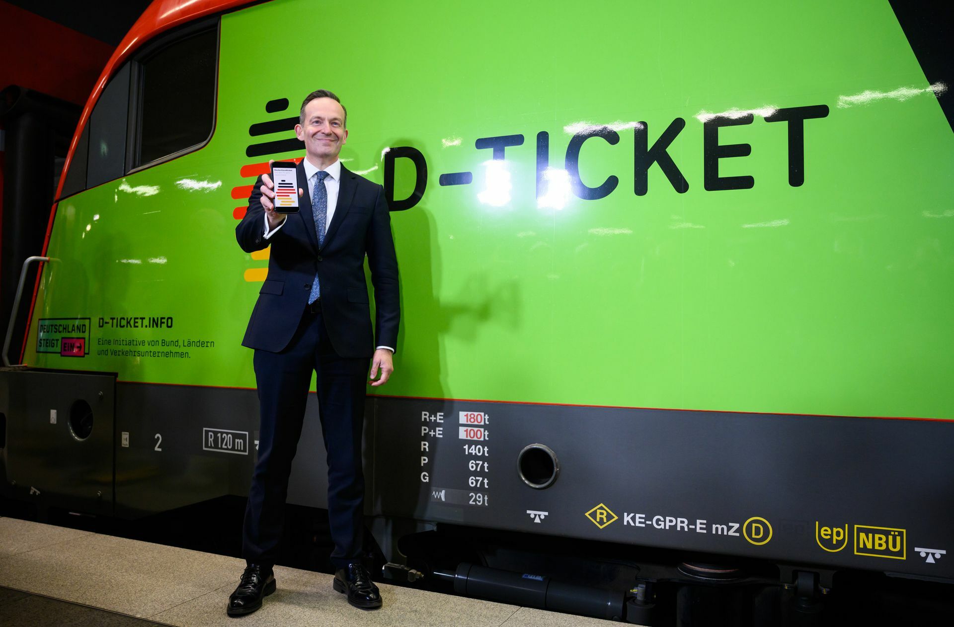 Bundesverkehrsminister Volker Wissing (FDP)  darf sich durchaus mit dem Ticket schmücken: Auch der Bund zahlt einiges.