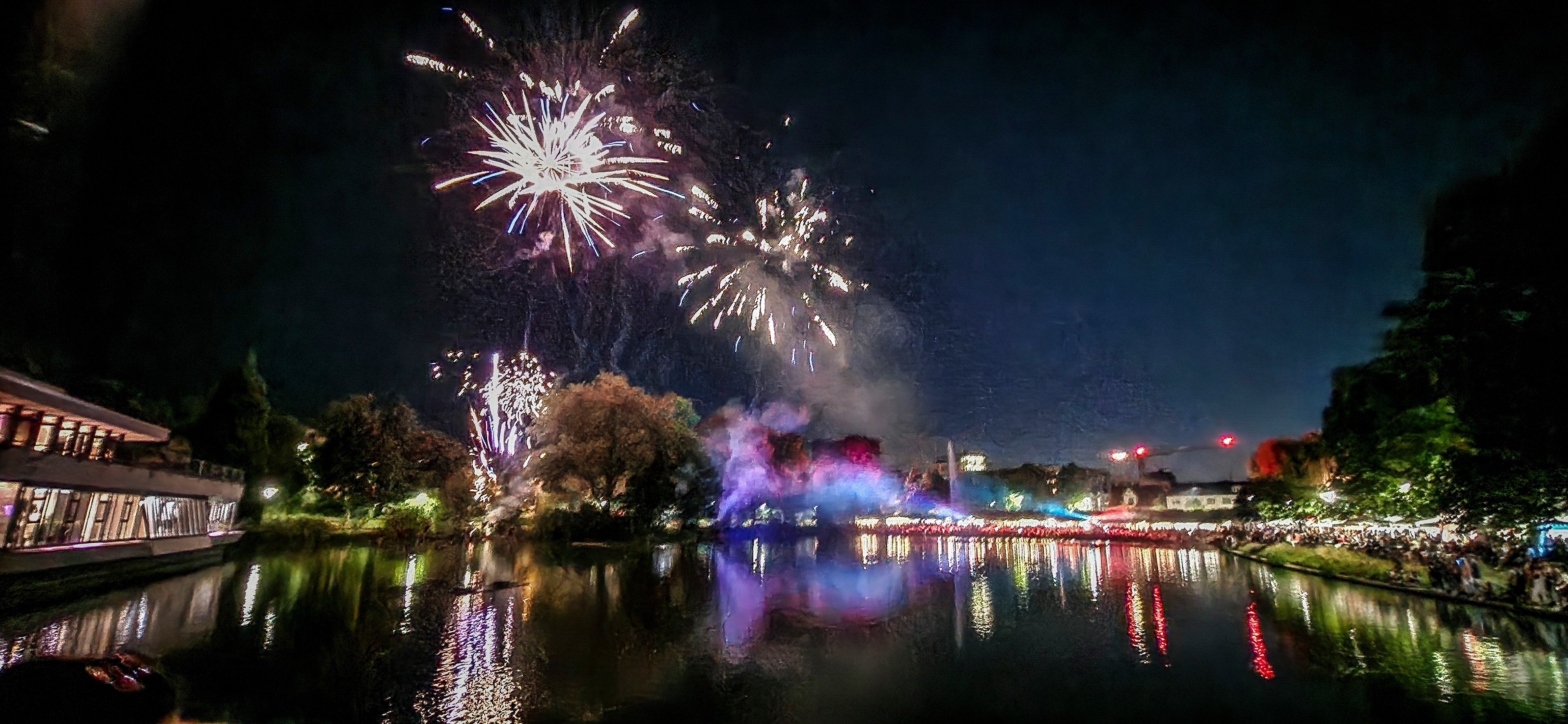 raditionell gibt's zum Auftakt von Schlemmen am See am Mittwochabend wieder ein Feuerwerk. „Damit auch jeder in Böblingen weiß, dass es jetzt wieder rund geht“, sagt Timo Böckle im SZ/BZ-Podcast „Willi und Dödel“.  Bild: Dettenmeyer