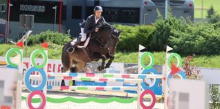 Julian Stahl und sein Pferd Ibims meisterten die Hindernisse bis 1,35 Meter Höhe. Bild: Häusler