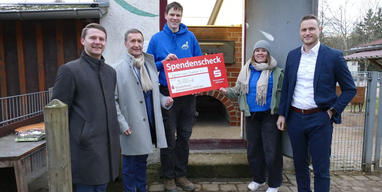 Marvin Jordan/Filialleiter im Spitzholz, Markus Linha/Vorstand der KSK, Tim Feyerabend/Förderverein Jugendfarm, Leonie Tangemann/stellvertretende Vorsitzende des Fördervereins und Marc Bräuning/KSK Böblingen/von links).  Bild: Förderverein Jugendfarm