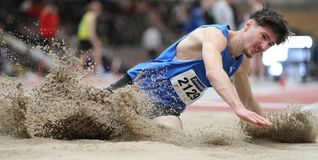 Dmitrij Krom im Sandkasten. Der Sindelfinger Dreispringer will sich in Frankfurt am Wochenende zum Süddeutschen Meister küren und die Norm für die U18-EM in Italien knacken. 	Bild: Görlitz
