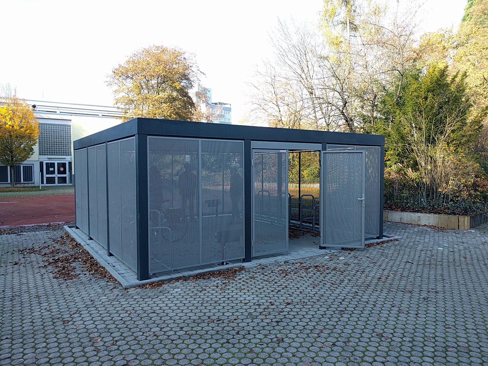 Der neue Fahrradschuppen am Kaufmännischen Schulzentrum bietet 22 Fahrradabstellplätze, sowie vier Ladestationen für E-Bikes.                        Bild: z