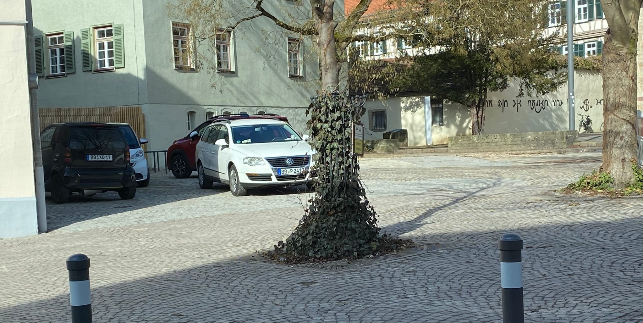 Die Poller in der Stiftstraße sollten eigentlich verhindern, dass Autos auf das Gelände fahren.