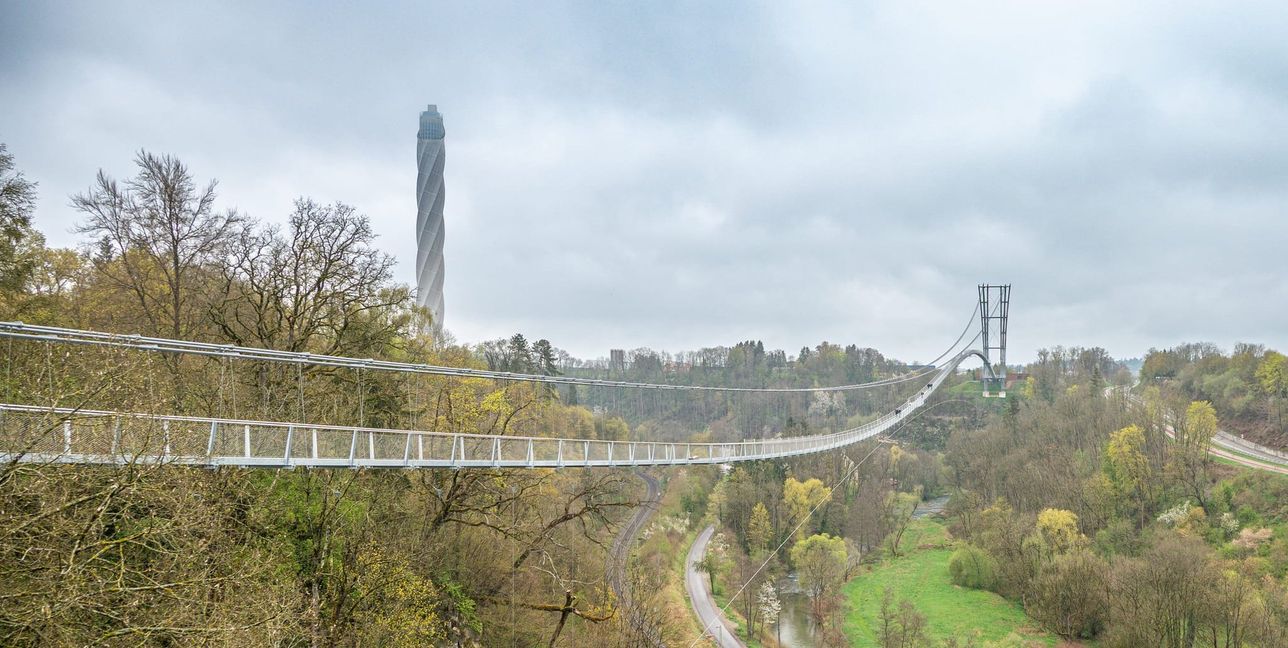 606 Meter lang und bis zu 60 Meter hoch: Die „Neckarline“ bietet spektakuläre Ausblicke über das Neckartal. Bild: Nüßle