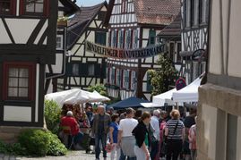 Volle Gassen in der Sindelfinger Altstadt mit seinen markanten Fachwerkhäusern: Wie hier auf dem Archivbild vom Handwerkermarkt aus dem Jahr 2019.