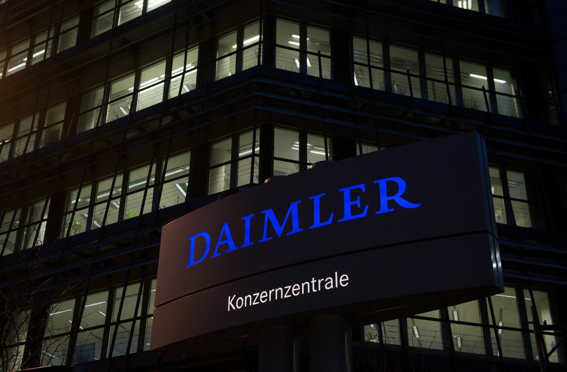 Mehr als 17 000 Arbeitnehmer zählen zur Konzernzentrale von Daimler.

Foto: dpa/Marijan Murat