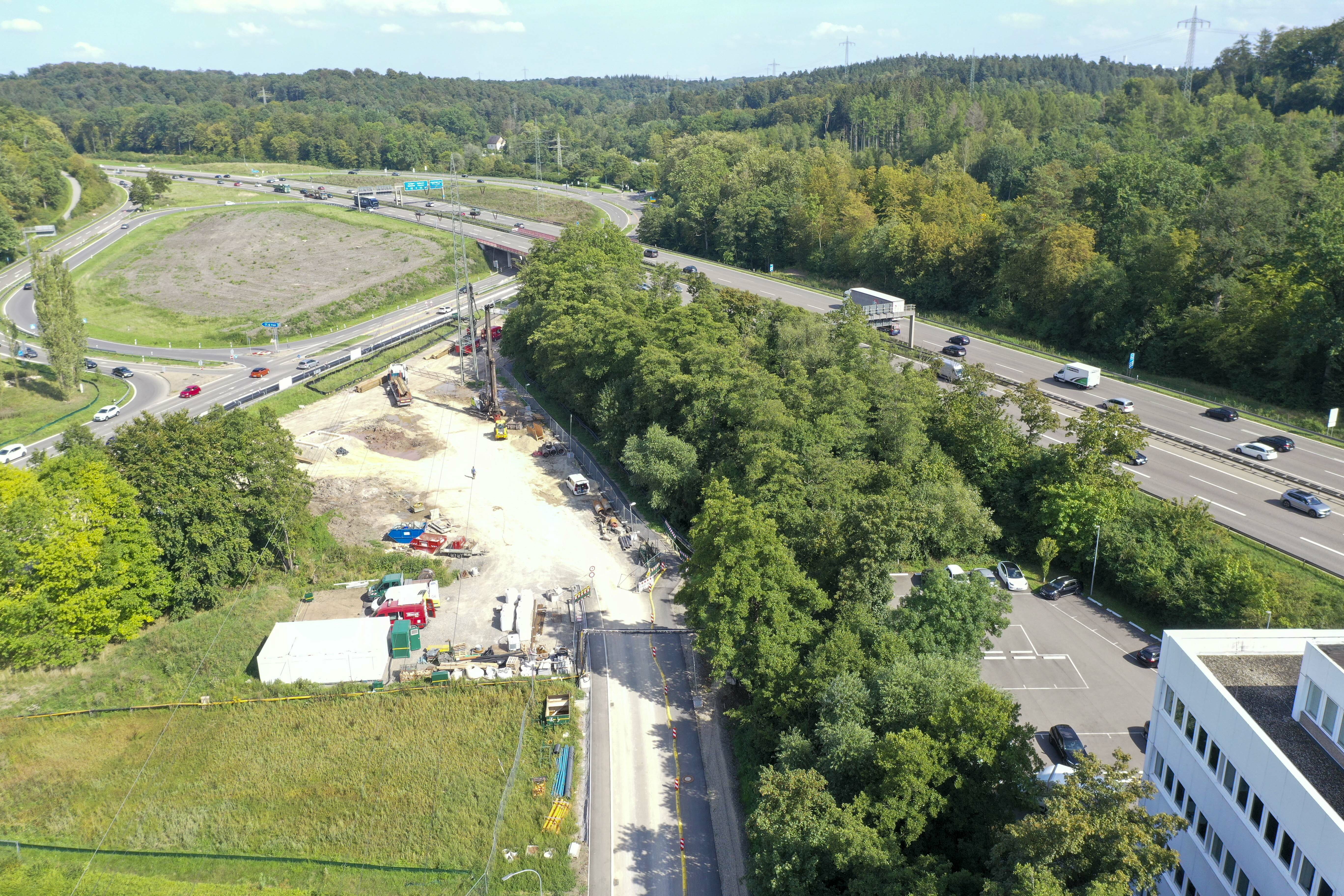 Momentan wird die Baugrube für die Radunterführung vorbereitet. Bild: Dettenmeyer