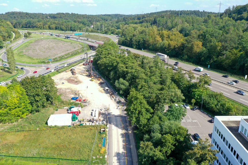 Momentan wird die Baugrube für die Radunterführung vorbereitet. Bild: Dettenmeyer