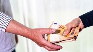 Nicht jeder kann sich Bares leihen, manch einer ist auch auf einen Ratenkredit angewiesen.