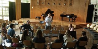 2023 war die SMTT Schauplatz der ersten Liedakademie mit Johannes Held (Bildmitte). Jetzt folgt eine Neuauflage.