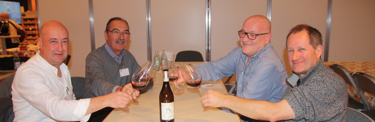 Die Arbeit ist getan, darauf ein Schlückchen Barbaresco – (von links) Enrico di Orlando, Beppe Veglio, Massimo Lampugnani und Aldo Brocchieri.	Bild: Jung