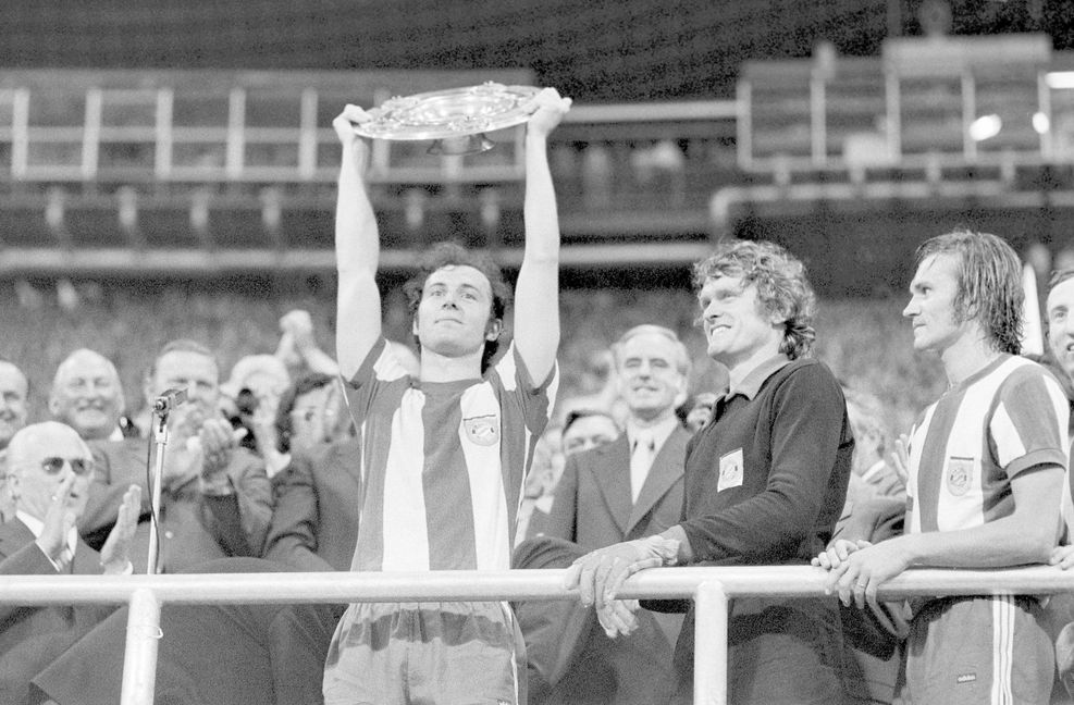 Im Trikot  den Münchner läutete Beckenbauer eine erfolgreiche Ära ein. Von 1972 bis 1974 gewann der FCB als erster deutscher Verein drei Meistertitel in Folge.