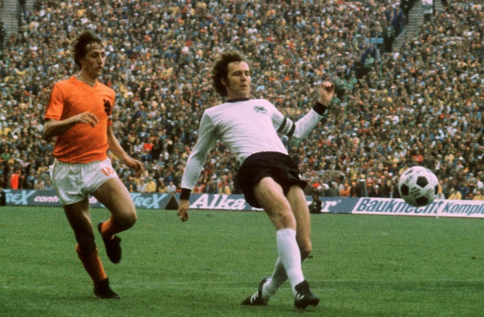 Kurz darauf avancierte Franz Beckenbauer auch deutschlandweit zum umjubelten Helden. Durch einen Finalsieg in München gegen die Niederlande...