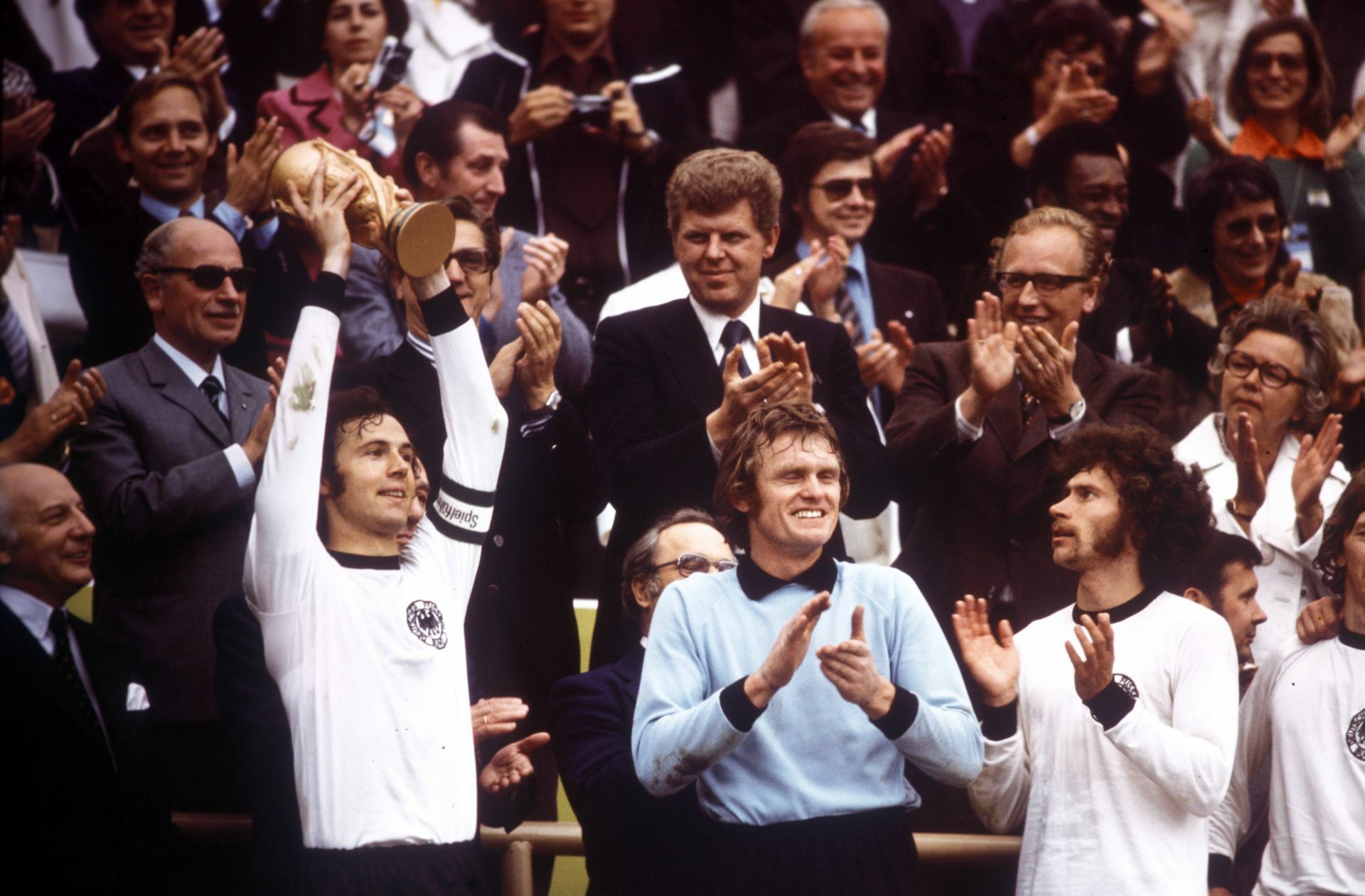 ...wurde Deutschland zum zweiten Mal nach 1954 Weltmeister – und Kapitän Franz Beckenbauer durfte den Pokal in den Münchner Himmel recken.