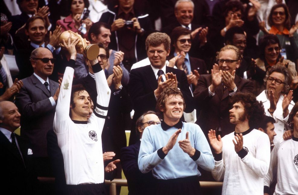 ...wurde Deutschland zum zweiten Mal nach 1954 Weltmeister – und Kapitän Franz Beckenbauer durfte den Pokal in den Münchner Himmel recken.