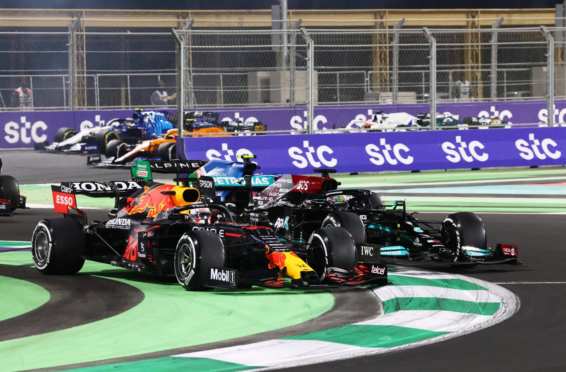 Lewis Hamilton (rechts)  gegen Max Verstappen,  da geht es immer um alles.
 Foto: imago images/Motorsport
