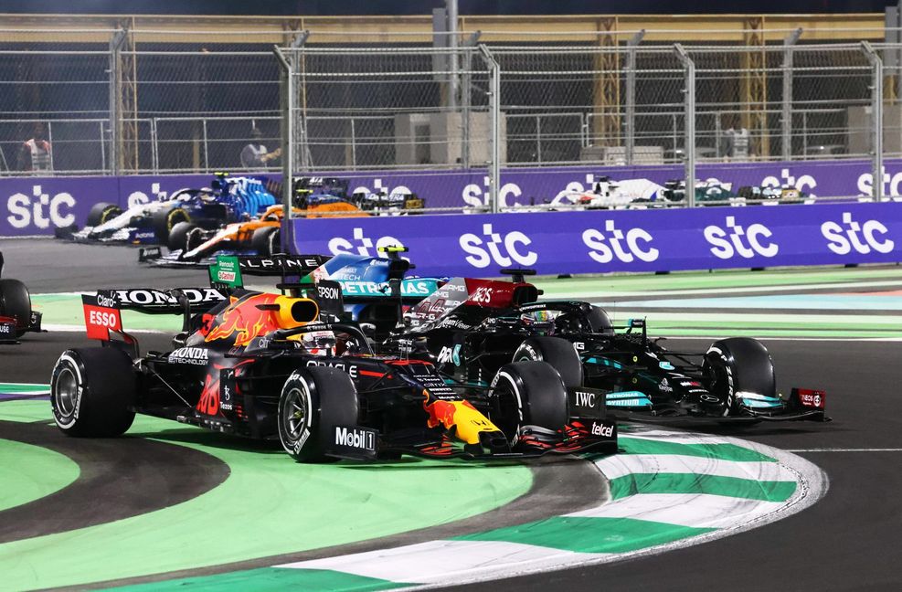 Lewis Hamilton (rechts)  gegen Max Verstappen,  da geht es immer um alles.
 Foto: imago images/Motorsport