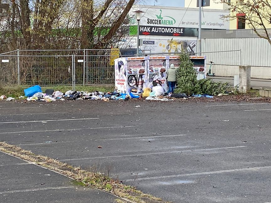 Auf dem Parkplatz gegenüber dem Kaufland in der Schwertstraße sieht es seit Jahren häufig so aus wie auf dem Foto, das SZ/BZ-Leser Thomas Schulz gemacht hat.