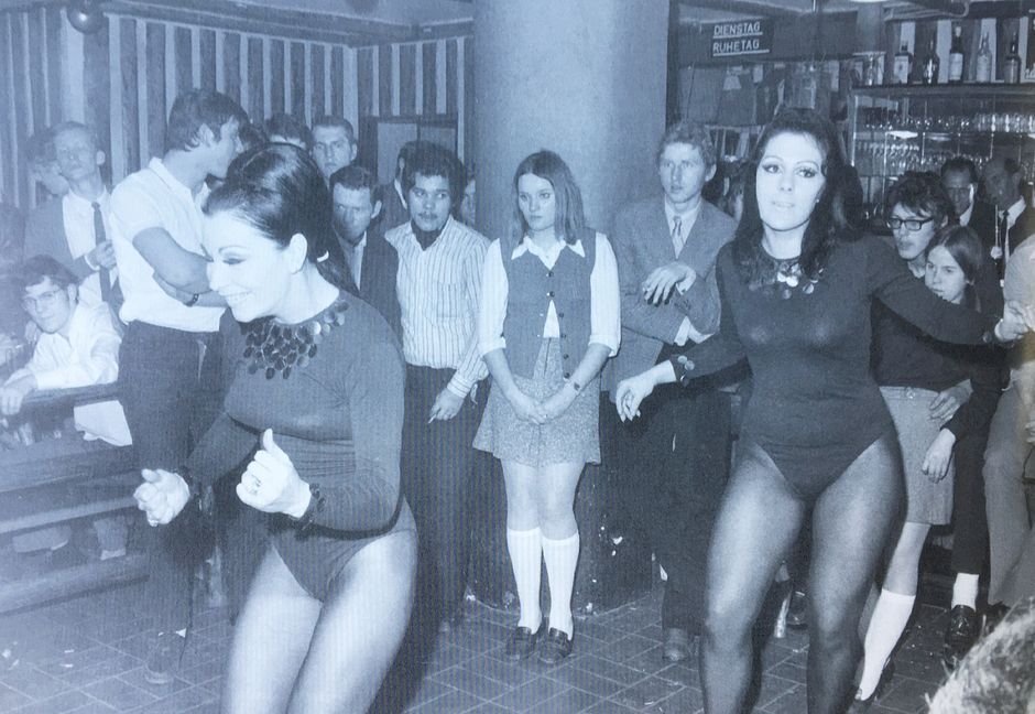 Kein Live-Konzert, aber Tanz-Show im Sindelfinger Pferdestall, der ältesten Diskothek in der Stadt.  Bild: Stampe/Archiv, aus “Die 60er Jahre im Kreis Böblingen”, Röhm Verlag Sindelfingen, 1998