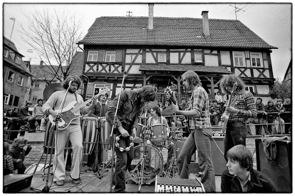 Erstes Open-Air-Konzert von Wanted in der Altstadt Sindelfingen (von links Herbert Renz, Werner Schumacher, Joachim Kupke, Bernd Steiner, Bernd Ankes und Josef Jesch).   Bild: Helmut Bail/Archiv P. Bausch