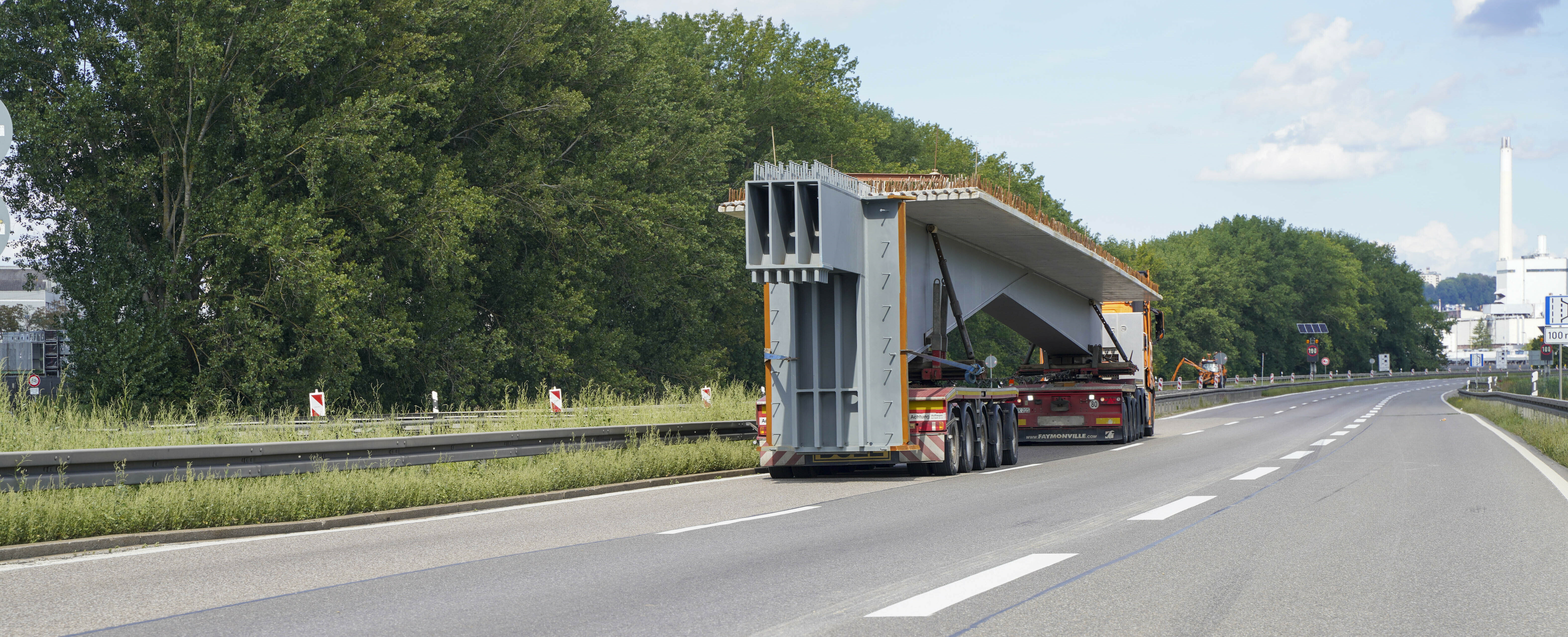 Der Stahlträger wurde am Samstag per Schwertransport angeliefert. Bild: Dettenmeyer