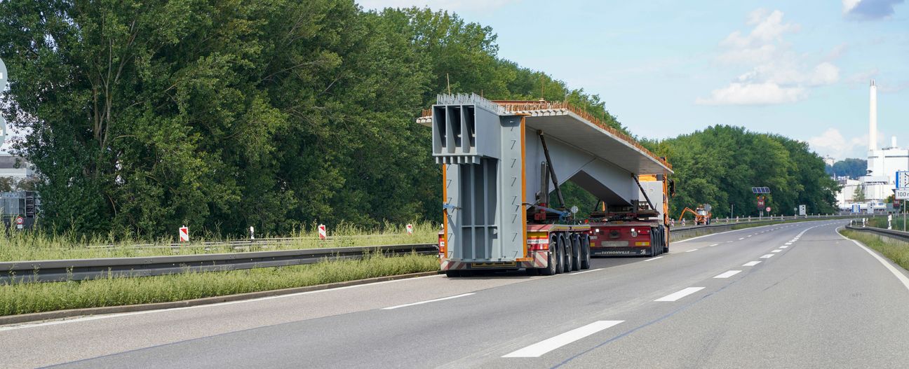 Der Stahlträger wurde am Samstag per Schwertransport angeliefert. Bild: Dettenmeyer