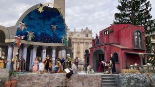 Die Krippe am Petersplatz lockt derzeit zahlreiche Besucher an.