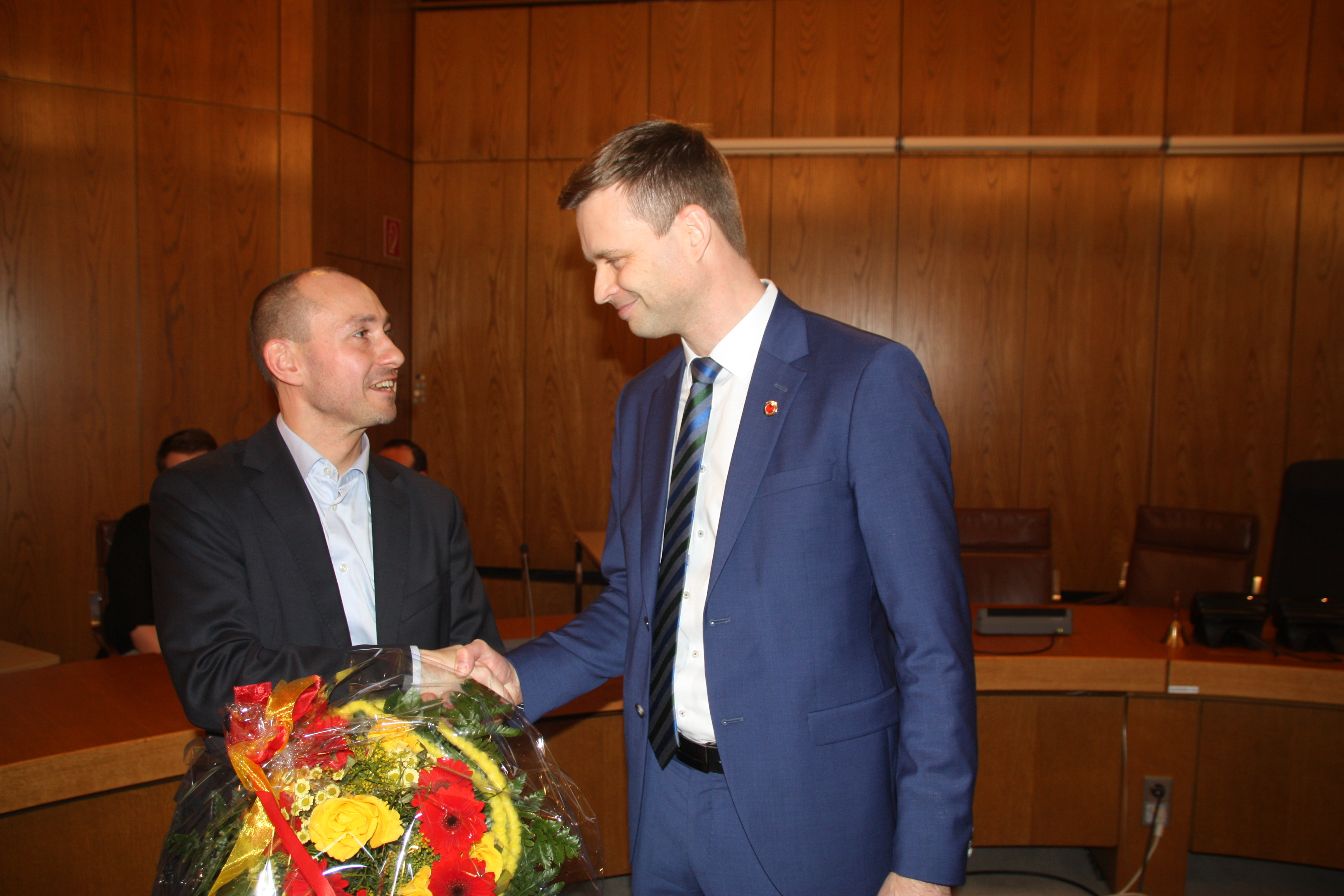 Böblingens Erster Beigeordneter Tobias Heizmann (rechts) gratuliert dem Wahlsieger Dr. Stefan Belz.