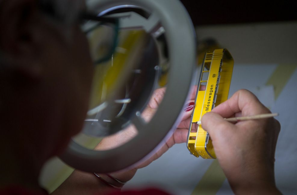 Eine Märklin-Mitarbeiterin  prüft ein Modell der Güterzuglokomotive „Krokodil“ der Schweizerischen Bundesbahnen (SBB) im Maßstab H0. Foto: dpa