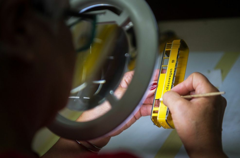Eine Märklin-Mitarbeiterin  prüft ein Modell der Güterzuglokomotive „Krokodil“ der Schweizerischen Bundesbahnen (SBB) im Maßstab H0. Foto: dpa