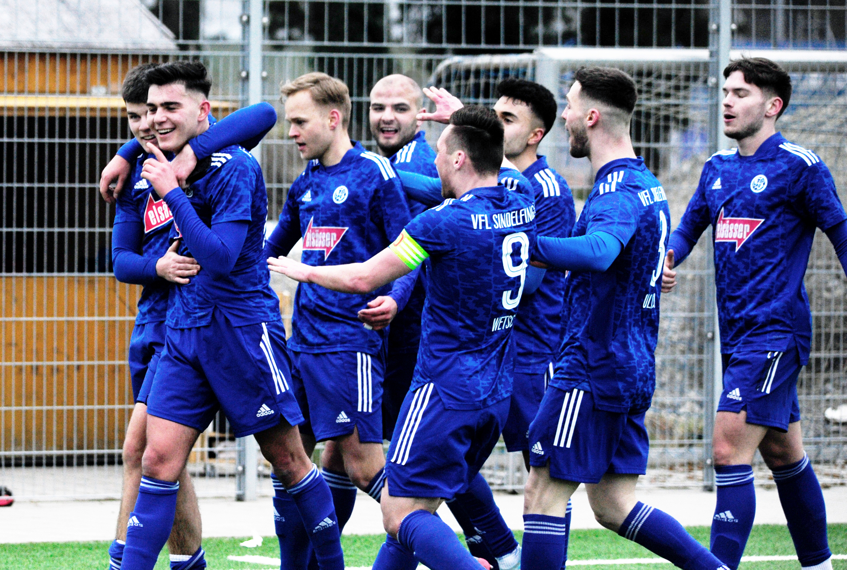 Agim Deskaj (Zweiter von links) wird für sein Tor zum 2:0 gefeiert. Bild: photostampe